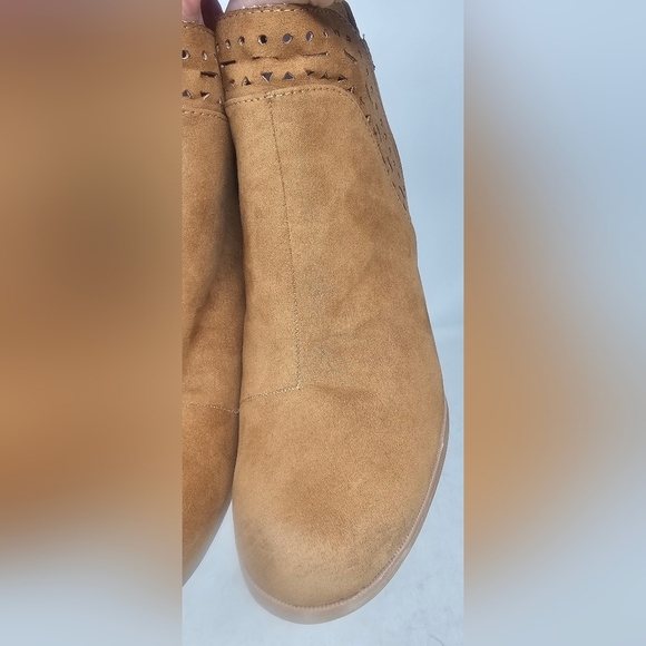 Maurices Women's Daisey Perforated Wedge Ankle Zip Bootie Tan Faux Suede Size 11 - Picture 2 of 14